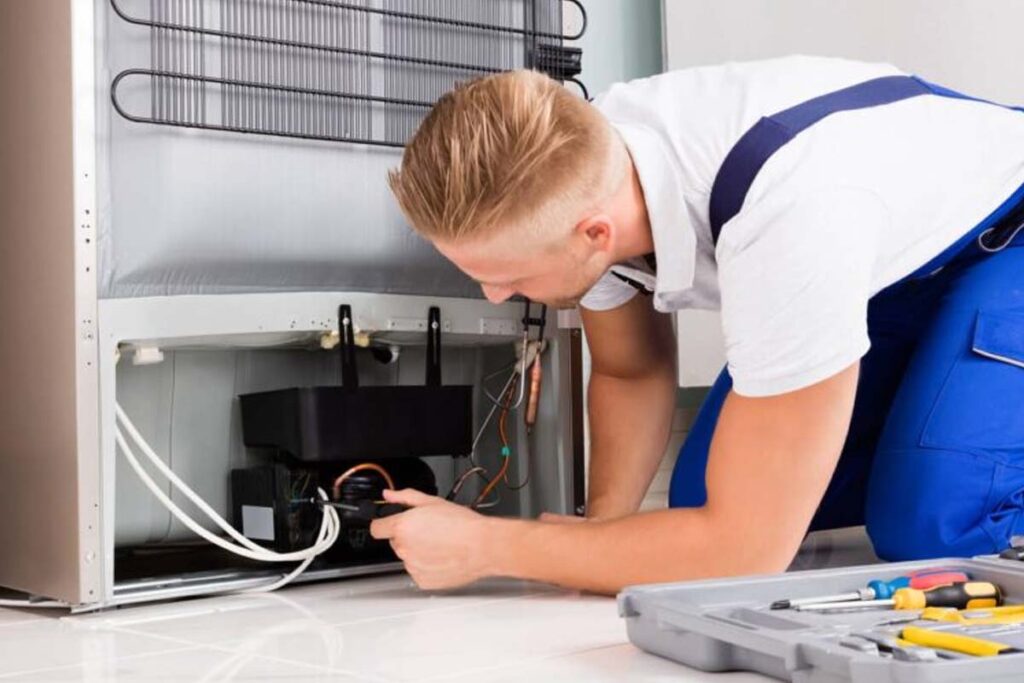 یخچال ویترینی دیگر خنک نمی‌کند؟ ۷ علت شایع و راهنمای گام به گام عیب‌یابی سریع